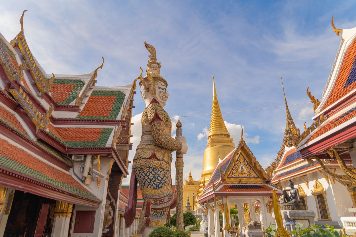 golden-pagoda-at-temple-of-the-emerald-buddha-in-b-2026-01-05-06-24-47-utc